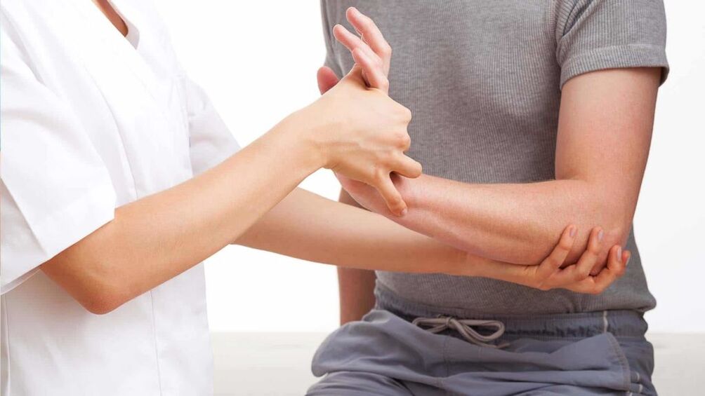 médico examinando unha man con artrite